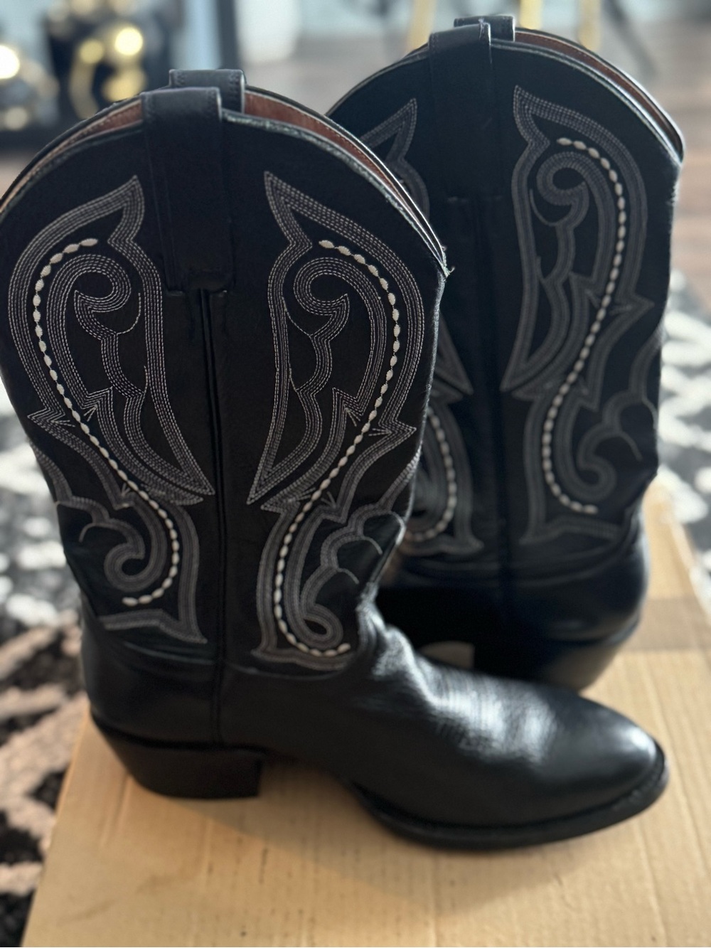 Ariat Classic Black & White Western Cowboy Boots with Embroidered Shaft Men’s 8D